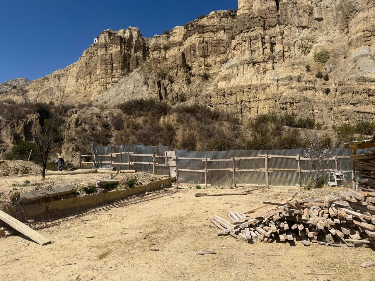 Vista del terreno con los cerros de Achumani al fondo