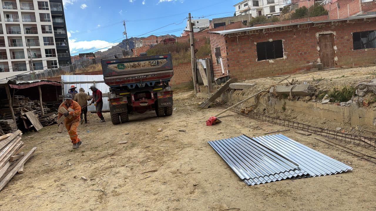 Construcción existente y avance de obra en el terreno